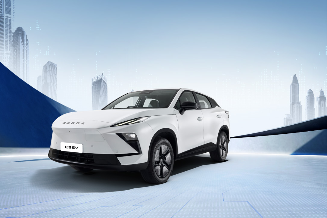 OMODA C5 EV มุมมองด้านหน้า 3 ส่วน 4 พร้อมเส้นขอบฟ้าเมือง